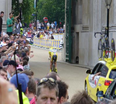 A Saunier Duval rider going through an arch