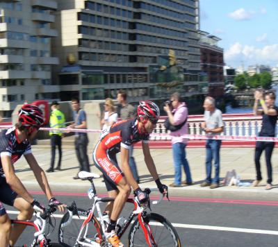 Caisse riders chatting in the peleton