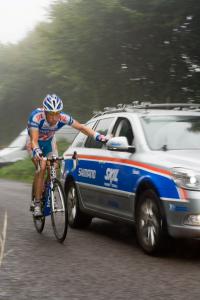 ToB 2010 Stage 4: Wagner (?) holding onto team car.