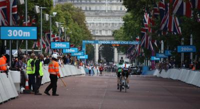 London Surrey Cycle Classic: Finish Straight