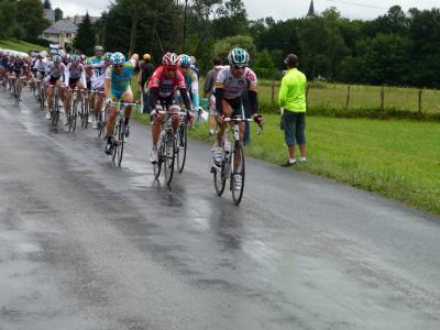 TDF Stage 17: Peleton in the feed zone