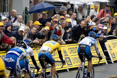 [TDF2005] Armstrong guided home by his teammates