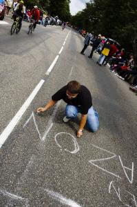 [TDF2005] Nazon fan painting the streets