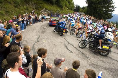 [TDF05] The pack following couple minutes behind